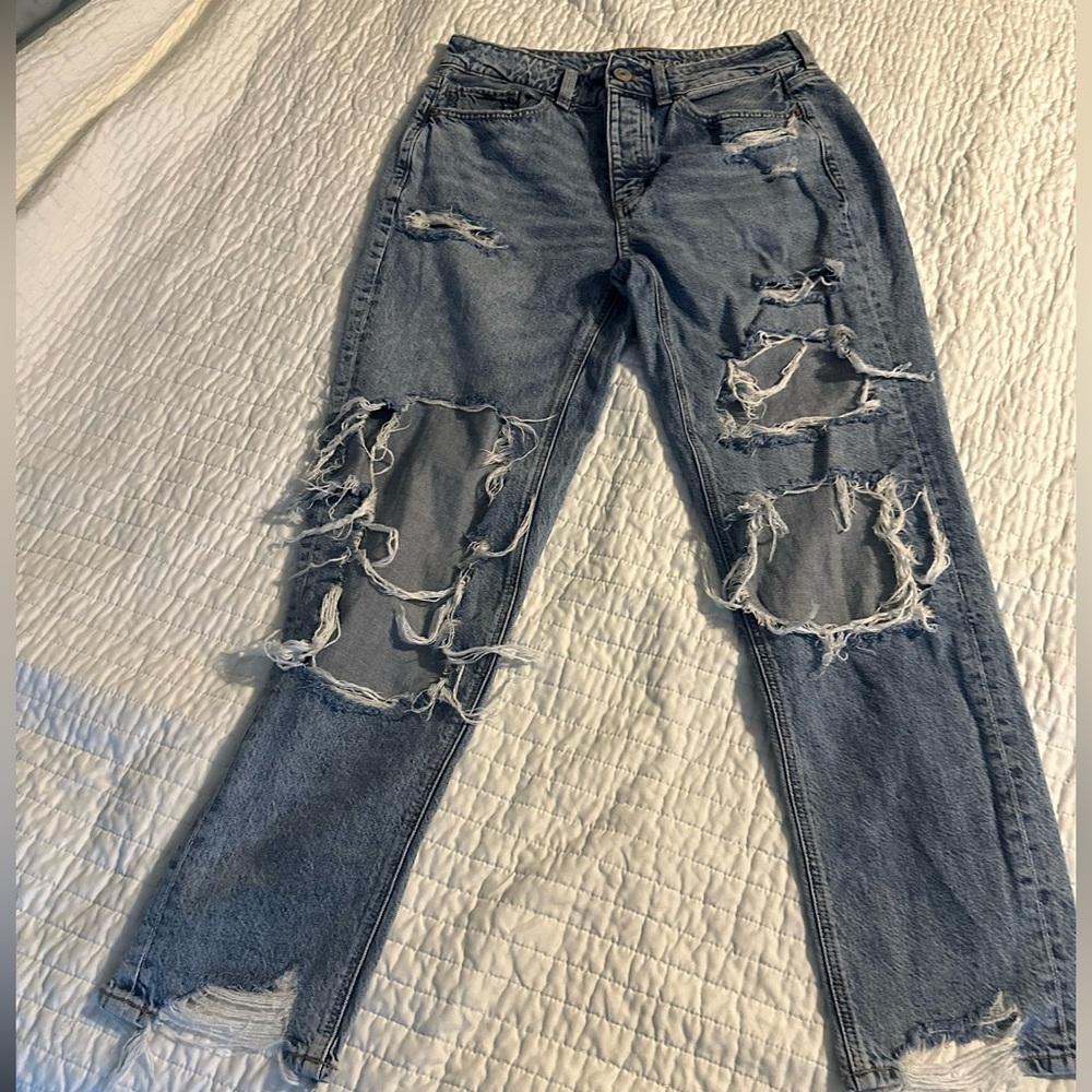 American Eagle women’s distressed jeans size 6
